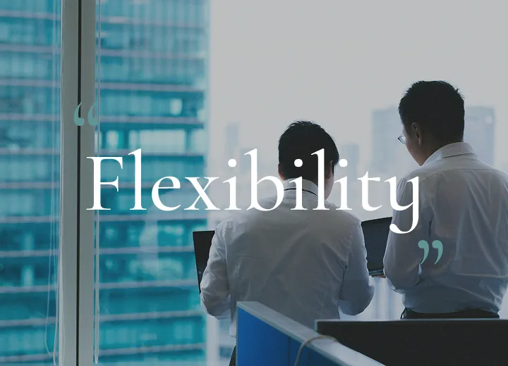 業務中の男性の背中